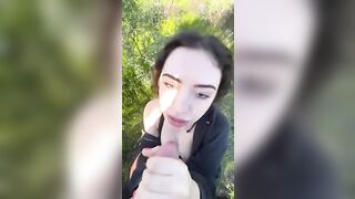 Pompino sporco nel sentiero del bosco mentre passeggiano, troia esibizionista