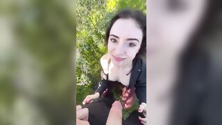 Pompino sporco nel sentiero del bosco mentre passeggiano, troia esibizionista