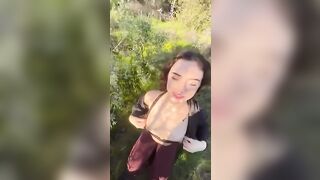 Pompino sporco nel sentiero del bosco mentre passeggiano, troia esibizionista