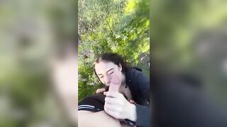 Pompino sporco nel sentiero del bosco mentre passeggiano, troia esibizionista