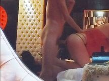 Un bel ragazzo magro apre il culo del suo amico maturo