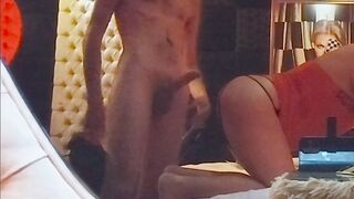 Un bel ragazzo magro apre il culo del suo amico maturo