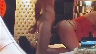 Un bel ragazzo magro apre il culo del suo amico maturo