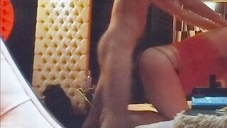 Un bel ragazzo magro apre il culo del suo amico maturo