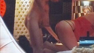 Un bel ragazzo magro apre il culo del suo amico maturo