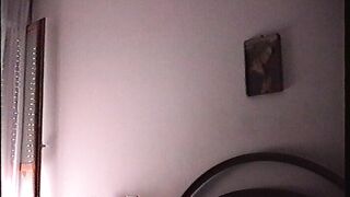 La troia gode col cazzo di lui tra le cosce