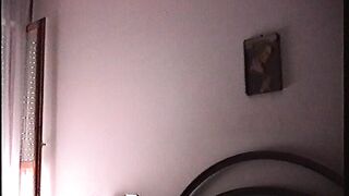 La troia gode col cazzo di lui tra le cosce