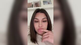 Anteprima del video: Violette si sfoga in diretta, fica bagnatissima