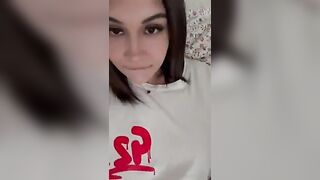 Violette si sfoga in diretta, fica bagnatissima