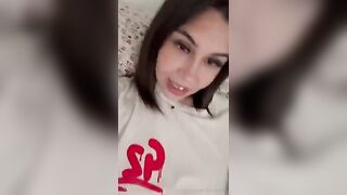 Violette si sfoga in diretta, fica bagnatissima