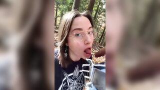 Anteprima del video: Pompino hot di Magnolia tra gli alberi