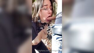 Pompino hot di Magnolia tra gli alberi