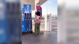 Anteprima del video: Ragazza Italiana si Infila la Pompa di Benzina nel Culo – Inserzione Oggetti Anali Estremo