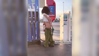 Ragazza Italiana si Infila la Pompa di Benzina nel Culo – Inserzione Oggetti Anali Estremo