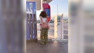 Ragazza Italiana si Infila la Pompa di Benzina nel Culo – Inserzione Oggetti Anali Estremo