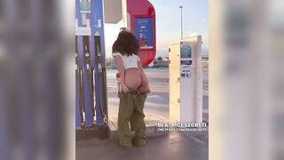 Anteprima del video: Ragazza Italiana si Infila la Pompa di Benzina nel Culo – Inserzione Oggetti Anali Estremo