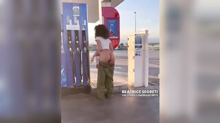 Ragazza Italiana si Infila la Pompa di Benzina nel Culo – Inserzione Oggetti Anali Estremo