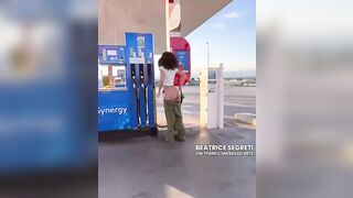 Ragazza Italiana si Infila la Pompa di Benzina nel Culo – Inserzione Oggetti Anali Estremo