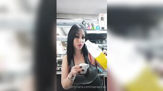 Sara Piras si Strizza le Tette al Bar – Tette al Banco Barista Hot