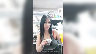Sara Piras si Strizza le Tette al Bar – Tette al Banco Barista Hot
