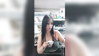 Sara Piras si Strizza le Tette al Bar – Tette al Banco Barista Hot