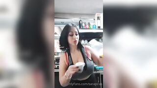 Sara Piras si Strizza le Tette al Bar – Tette al Banco Barista Hot