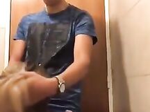 Bionda 18enne lo Succhia al Fidanzatino e si Fa Palpare il Culone – Pompino e Palpate Teen Italiana