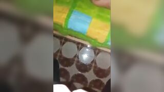 Cornuto Guarda e Si Sega mentre la Moglie Troia Prende il Cazzo del Bull