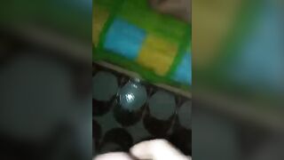 Cornuto Guarda e Si Sega mentre la Moglie Troia Prende il Cazzo del Bull