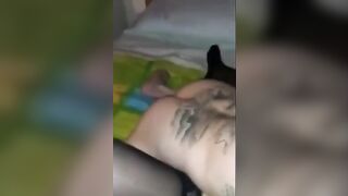 Cornuto Guarda e Si Sega mentre la Moglie Troia Prende il Cazzo del Bull