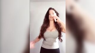 Fidanzata Tettona Discute al Telefono col Fidanzato – Litigio Telefonico con Tette Fuori