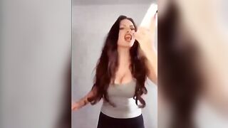 Fidanzata Tettona Discute al Telefono col Fidanzato – Litigio Telefonico con Tette Fuori