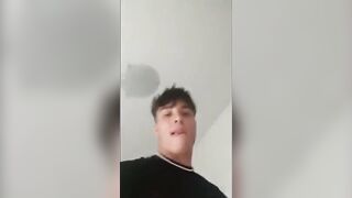 Trio con Lei che si Fa Sborrare in Faccia da Entrambi – Double Facial Cumshot