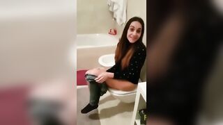 Anteprima del video: Riprende la Sua Amica mentre Piscia – Pissing Amatoriale con Amica Registrata