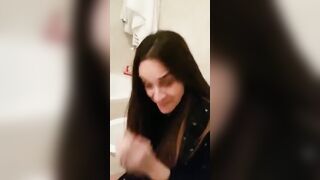 Riprende la Sua Amica mentre Piscia – Pissing Amatoriale con Amica Registrata