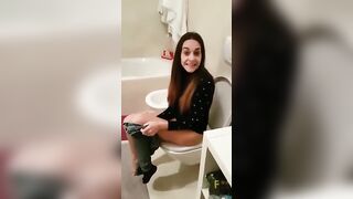 Riprende la Sua Amica mentre Piscia – Pissing Amatoriale con Amica Registrata