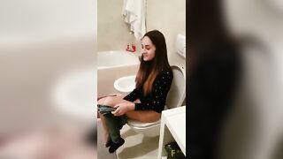 Riprende la Sua Amica mentre Piscia – Pissing Amatoriale con Amica Registrata