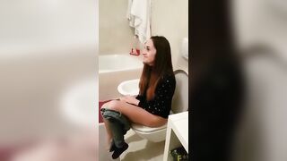 Riprende la Sua Amica mentre Piscia – Pissing Amatoriale con Amica Registrata