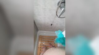 Mi masturbo il cazzo vergine sotto la doccia