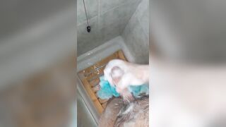 Mi masturbo il cazzo vergine sotto la doccia