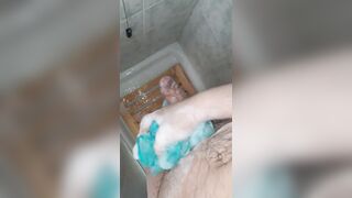 Mi masturbo il cazzo vergine sotto la doccia