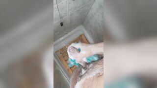 Mi masturbo il cazzo vergine sotto la doccia