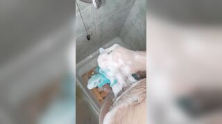 Mi masturbo il cazzo vergine sotto la doccia