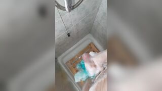 Mi masturbo il cazzo vergine sotto la doccia