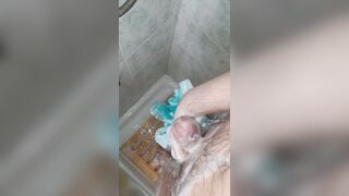 Anteprima del video: Mi masturbo il cazzo vergine sotto la doccia