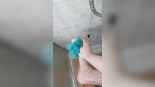 Mi masturbo il cazzo vergine sotto la doccia