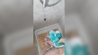 Mi masturbo il cazzo vergine sotto la doccia