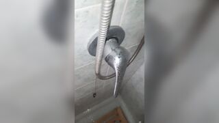 Mi masturbo il cazzo vergine sotto la doccia