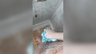 Mi masturbo il cazzo vergine sotto la doccia