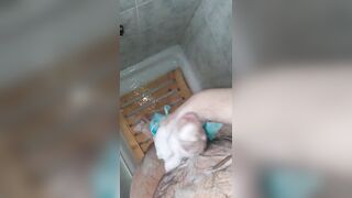 Mi masturbo il cazzo vergine sotto la doccia